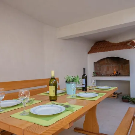 Apartman Erstic 3 - By Guide *